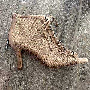 NWT Louise et Cie lace up shooties